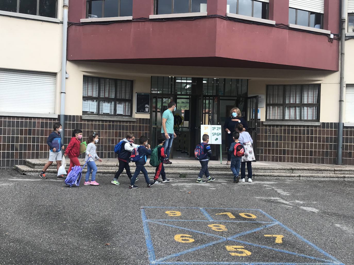 Casi 64.000 niños y niñas de Infantil y Primaria han regresado a las aulas asturianas este martes, en una jornada en la que en todos los colegios se respiraba un ambiente de nerviosismo e incertidumbre, pero también de emoción. Ataviados con mascarillas, haciendo uso de gel hidroalcohólico y pasando un control de temperatura, los más pequeños de Asturias han entrado en los colegios seis meses después de que los centros educativos cerraran de forma prematura a causa de la pandemia de coronavirus. 