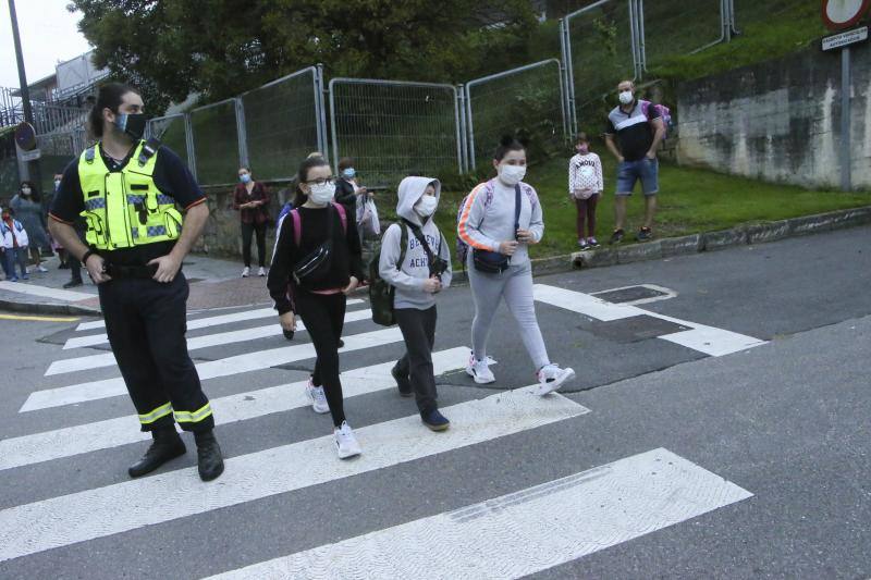 Casi 64.000 niños y niñas de Infantil y Primaria han regresado a las aulas asturianas este martes, en una jornada en la que en todos los colegios se respiraba un ambiente de nerviosismo e incertidumbre, pero también de emoción. Ataviados con mascarillas, haciendo uso de gel hidroalcohólico y pasando un control de temperatura, los más pequeños de Asturias han entrado en los colegios seis meses después de que los centros educativos cerraran de forma prematura a causa de la pandemia de coronavirus. 