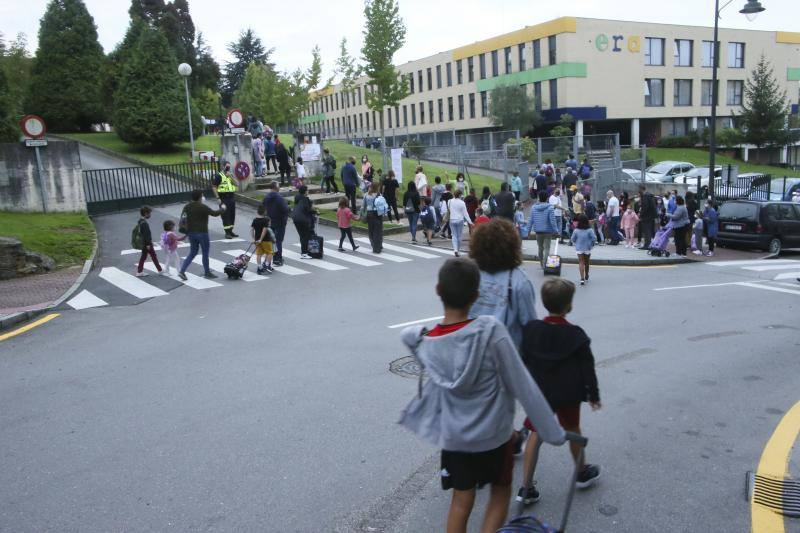 Casi 64.000 niños y niñas de Infantil y Primaria han regresado a las aulas asturianas este martes, en una jornada en la que en todos los colegios se respiraba un ambiente de nerviosismo e incertidumbre, pero también de emoción. Ataviados con mascarillas, haciendo uso de gel hidroalcohólico y pasando un control de temperatura, los más pequeños de Asturias han entrado en los colegios seis meses después de que los centros educativos cerraran de forma prematura a causa de la pandemia de coronavirus. 