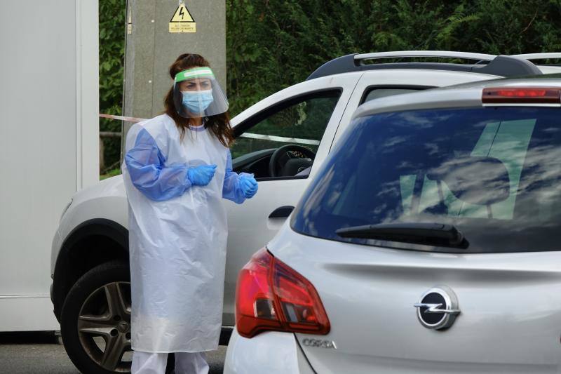 Los alumnos de Secundaria, Bachillerato y Formación Profesional del Principado de Asturias regresarán a las aulas el próximo lunes, 28 de septiembre. El profesorado del Principado ya han comenzado a realizarse las pruebas de detección del coronavirus y este martes se han producido largas colas en el Hospital de Oriente. 