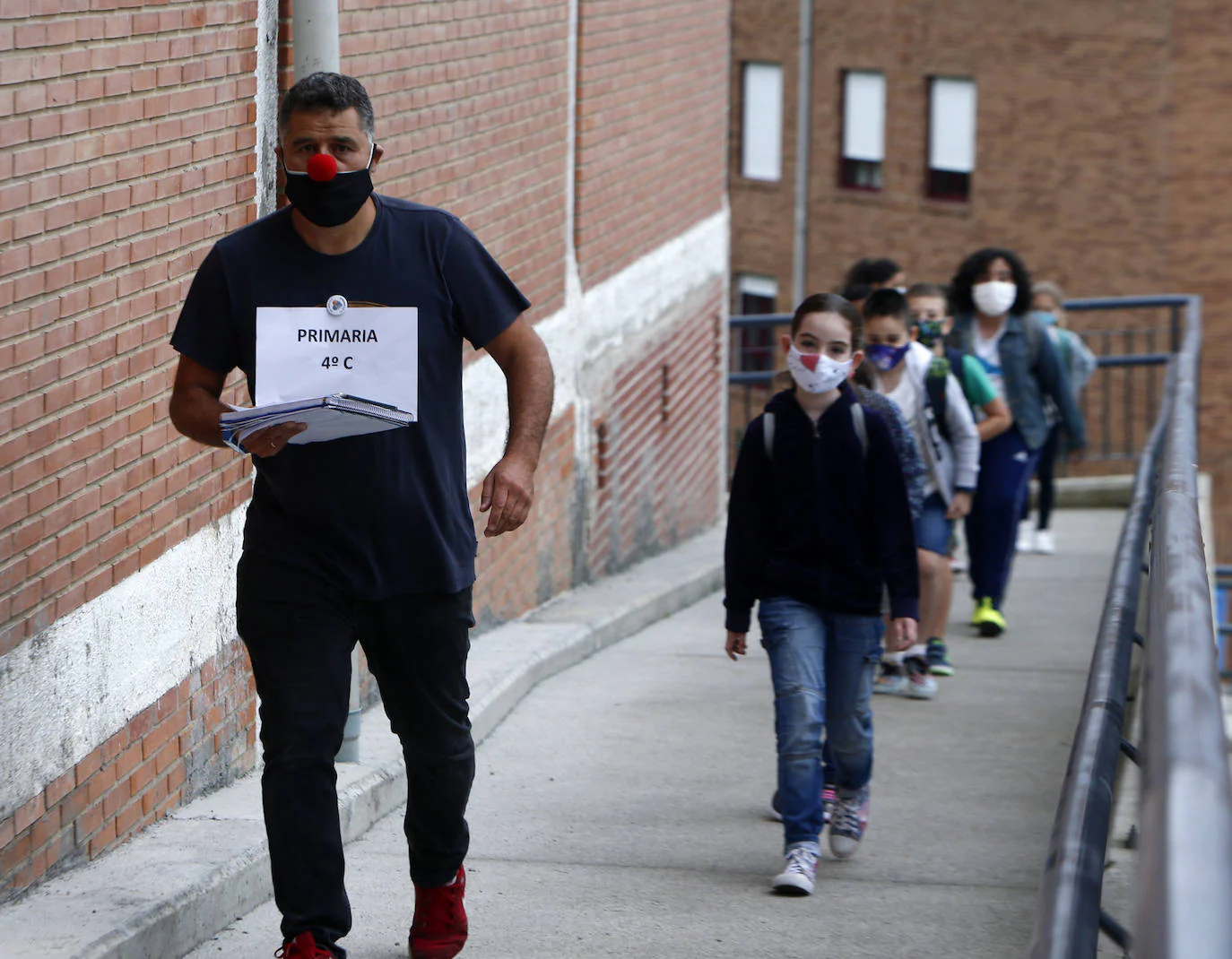 Los colegios ovetenses abrieron este martes sus puertas con muchos nervios y expectación por parte de los alumnos. Los pequeños regresan preparados para la 'nueva normalidad' que les espera, con mascarillas y gel hidroalcohólico en la mochila.