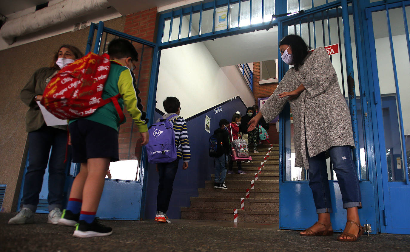 Los colegios ovetenses abrieron este martes sus puertas con muchos nervios y expectación por parte de los alumnos. Los pequeños regresan preparados para la 'nueva normalidad' que les espera, con mascarillas y gel hidroalcohólico en la mochila.