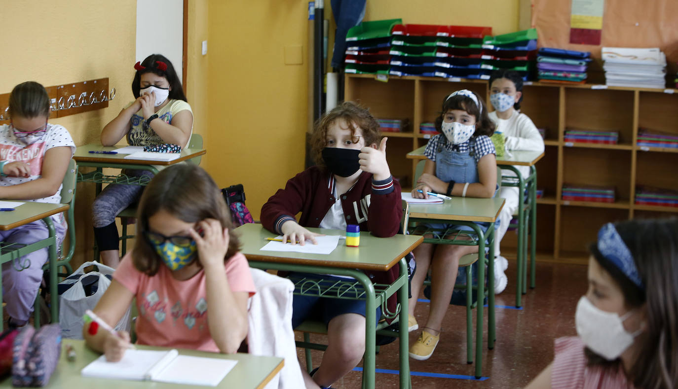 Los colegios ovetenses abrieron este martes sus puertas con muchos nervios y expectación por parte de los alumnos. Los pequeños regresan preparados para la 'nueva normalidad' que les espera, con mascarillas y gel hidroalcohólico en la mochila.