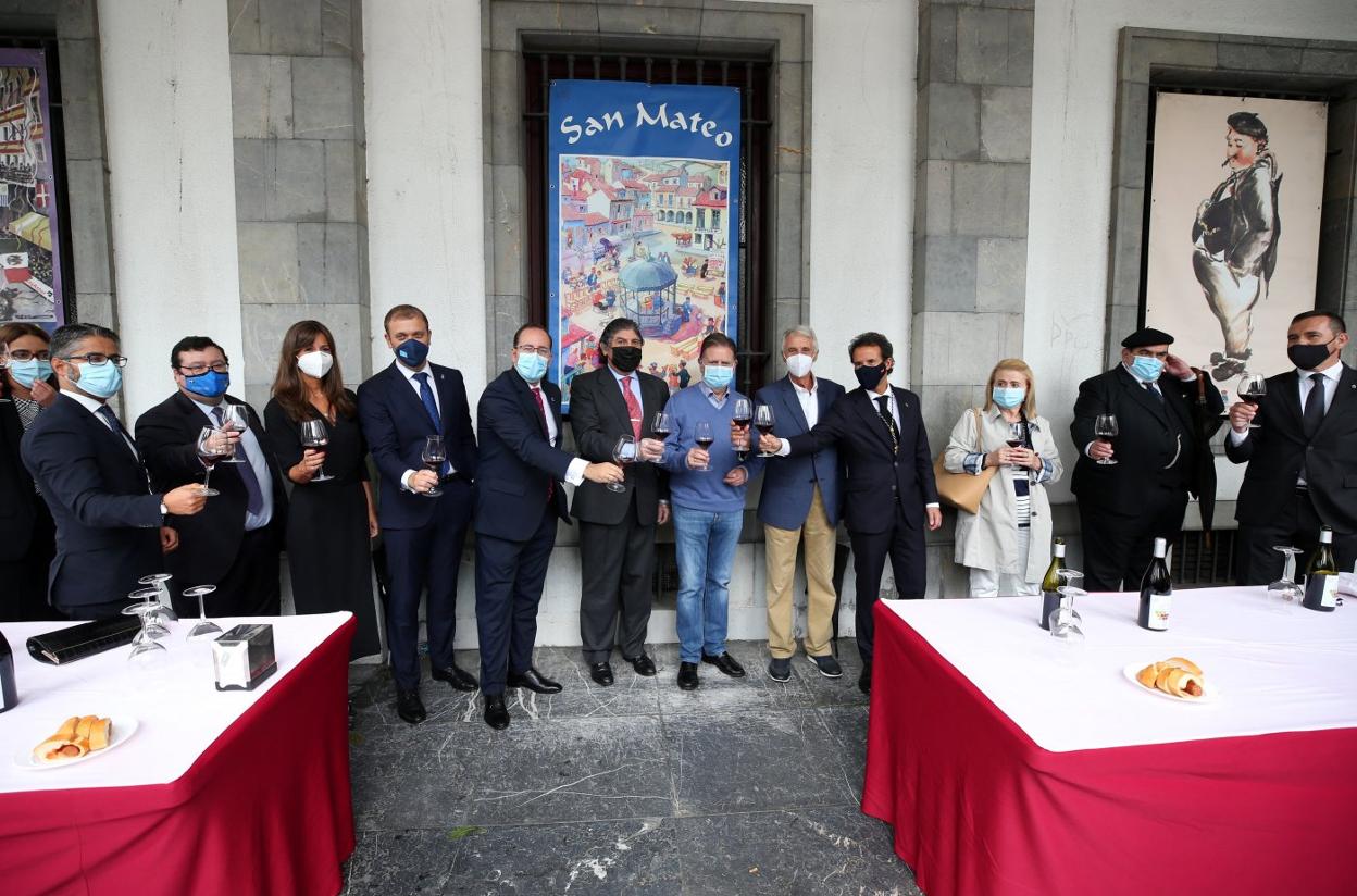 Covadonga Díaz, Gerardo Antuña, Luis Pacho, Leticia González, Pablo Álvarez-Pire, Mario Arias, Felipe Díaz de Miranda, Alfredo Canteli, Alfonso Camba, Nacho Cuesta, Marta Suárez, Mateín y Javier Cuesta durante el brindis que hicieron al mediodía en la plaza de España con el vino de Cangas. 