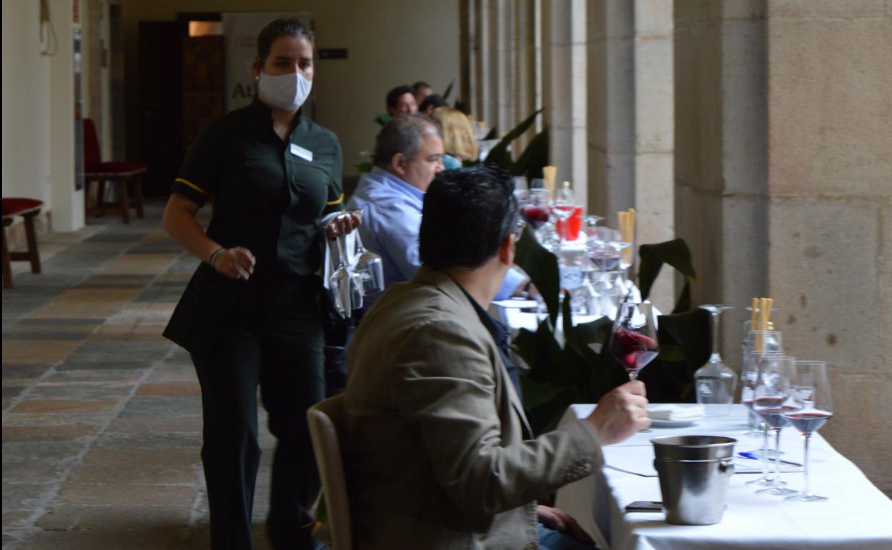 El jurado, durante la cata de los diferentes vinos. 