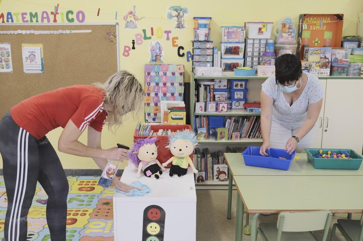 Labores de limpieza en la Escuelina de Pinzales. 