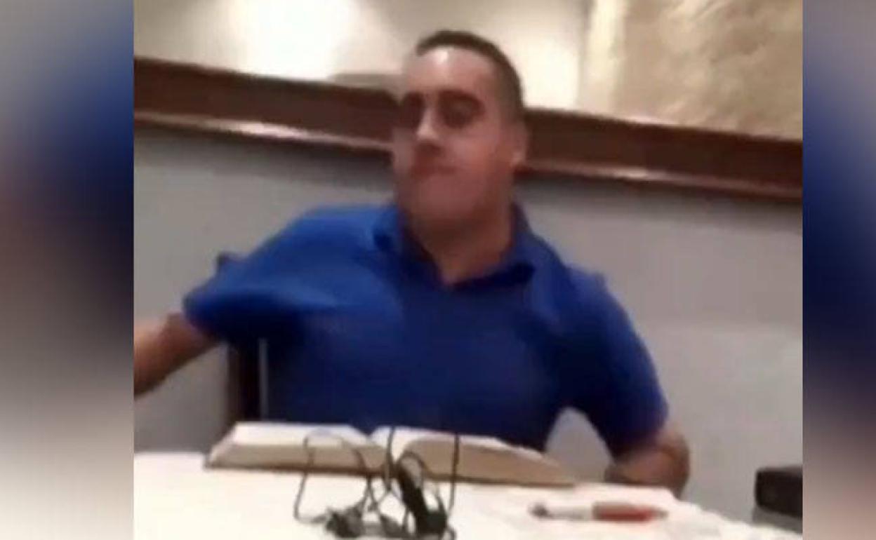 Un pastor evangélico agrede a su mujer en plena transmisión: «Haz las cosas bien, idiota»