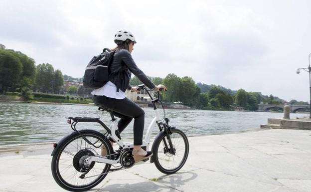 Bicicletas, patinetes, y todos los vehículos que tienen limitada su velocidad máxima