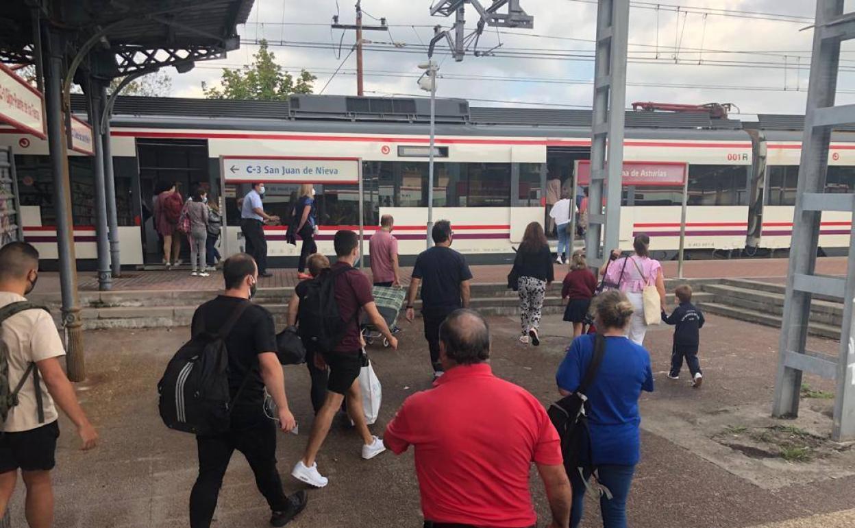 Los pasajeros afectados entrando en otro tren.