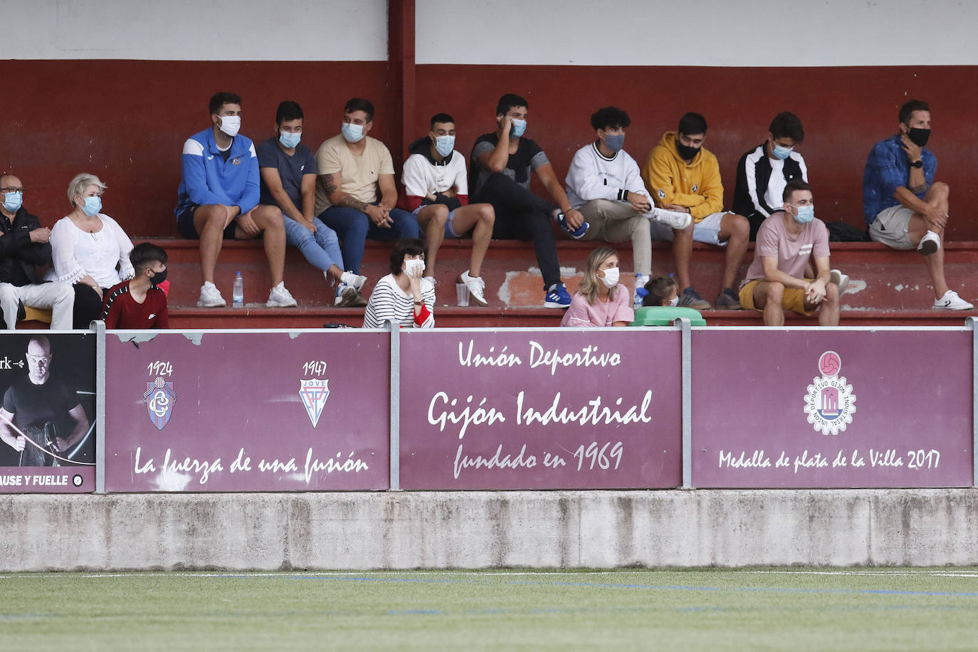 El fútbol con público volvió a Asturias, con la celebración de los partidos de Copa Federación. Los enfrentamientos entre de Navarro y Urraca, en Tabiella; Condal y L'Entregu en el Alejandro Ortea; Industrial y Mosconia, en Santa Cruz y Lenense-Tuilla fueron los encargados de inaugurar esta 'nueva normalidad' en los campos de la región.