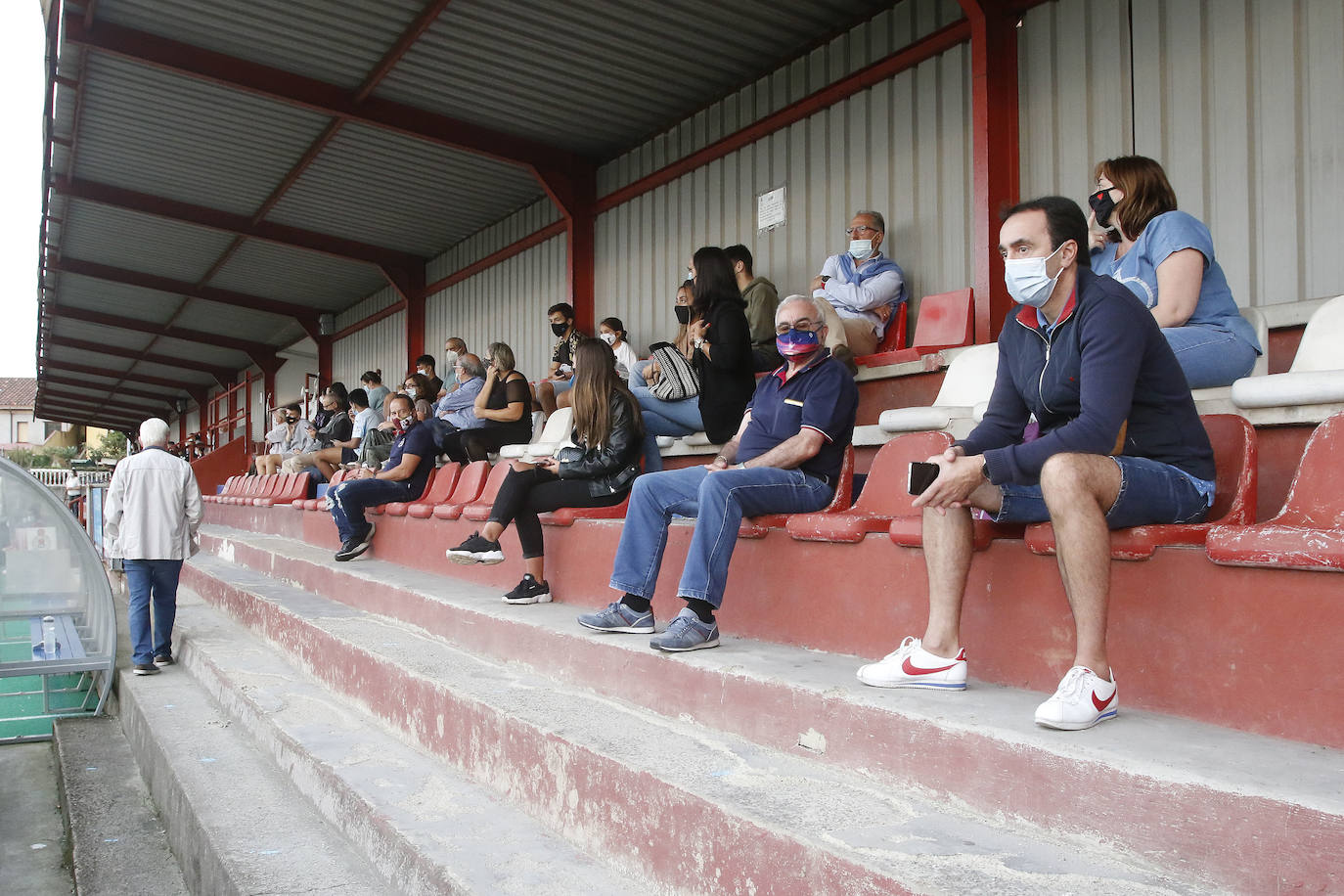 El fútbol con público volvió a Asturias, con la celebración de los partidos de Copa Federación. Los enfrentamientos entre de Navarro y Urraca, en Tabiella; Condal y L'Entregu en el Alejandro Ortea; Industrial y Mosconia, en Santa Cruz y Lenense-Tuilla fueron los encargados de inaugurar esta 'nueva normalidad' en los campos de la región.