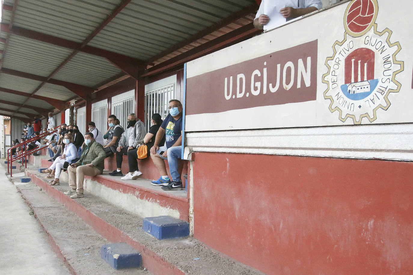 El fútbol con público volvió a Asturias, con la celebración de los partidos de Copa Federación. Los enfrentamientos entre de Navarro y Urraca, en Tabiella; Condal y L'Entregu en el Alejandro Ortea; Industrial y Mosconia, en Santa Cruz y Lenense-Tuilla fueron los encargados de inaugurar esta 'nueva normalidad' en los campos de la región.