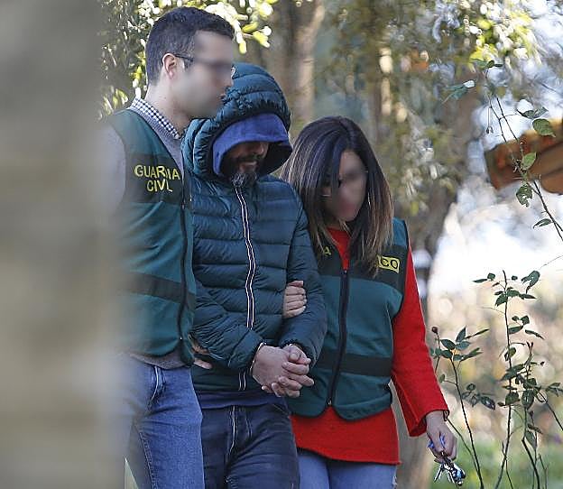 Pedro Nieva, presunto inductor del crimen, durante el registro de su vivienda en Belmonte de Pría. 