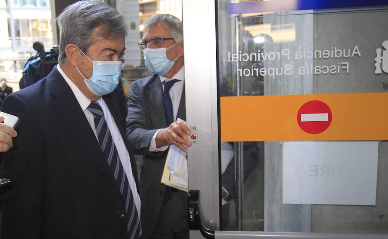 Francisco Álvarez-Cascos, a su entrada a los juzgados de Oviedo.