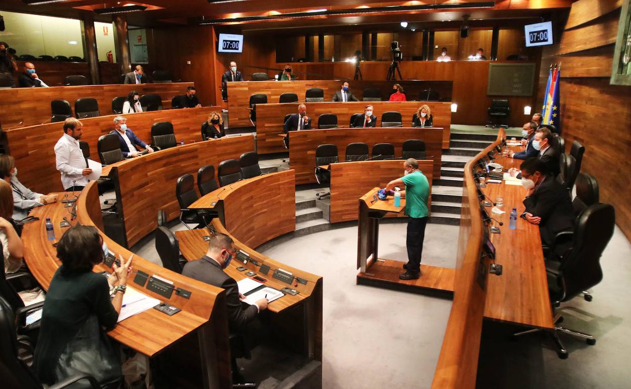 La Atención Primaria no presencial y la organización educativa frente a la covid, a debate en la Junta General