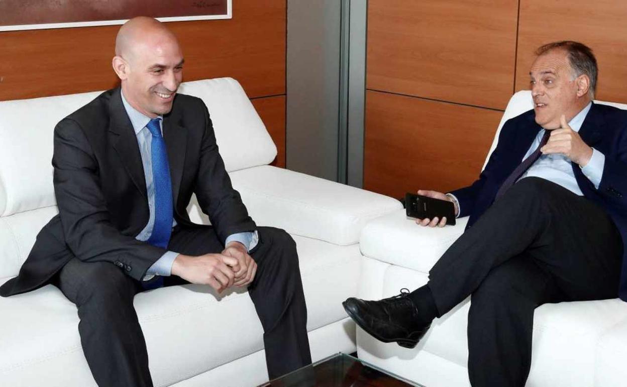 Luis Rubiales (i) y Javier Tebas, presidentes de la FEF y LaLiga, respectivamente. 