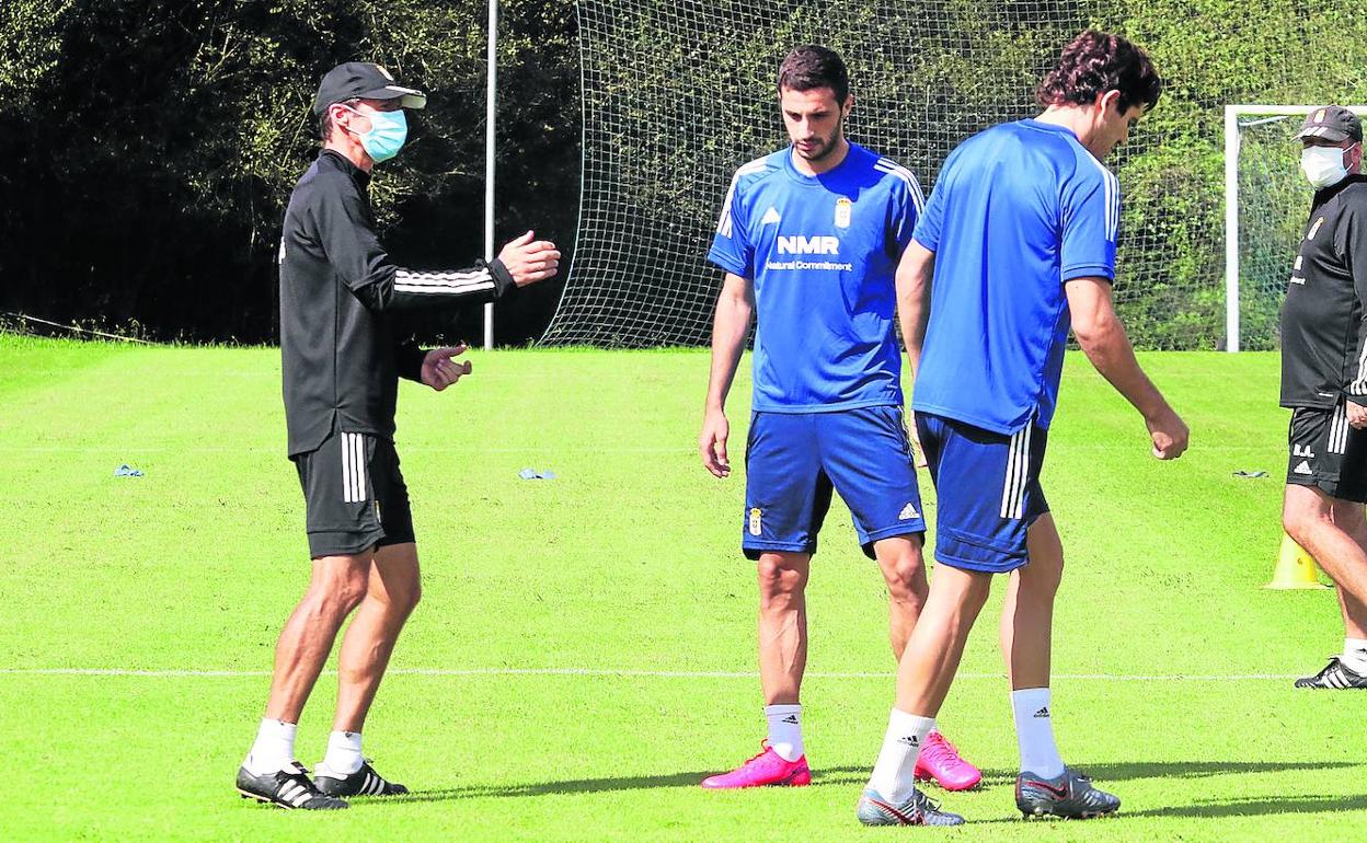 Ziganda conversa con Blanco Leschuk y Aburjania al inicio del entrenamiento.