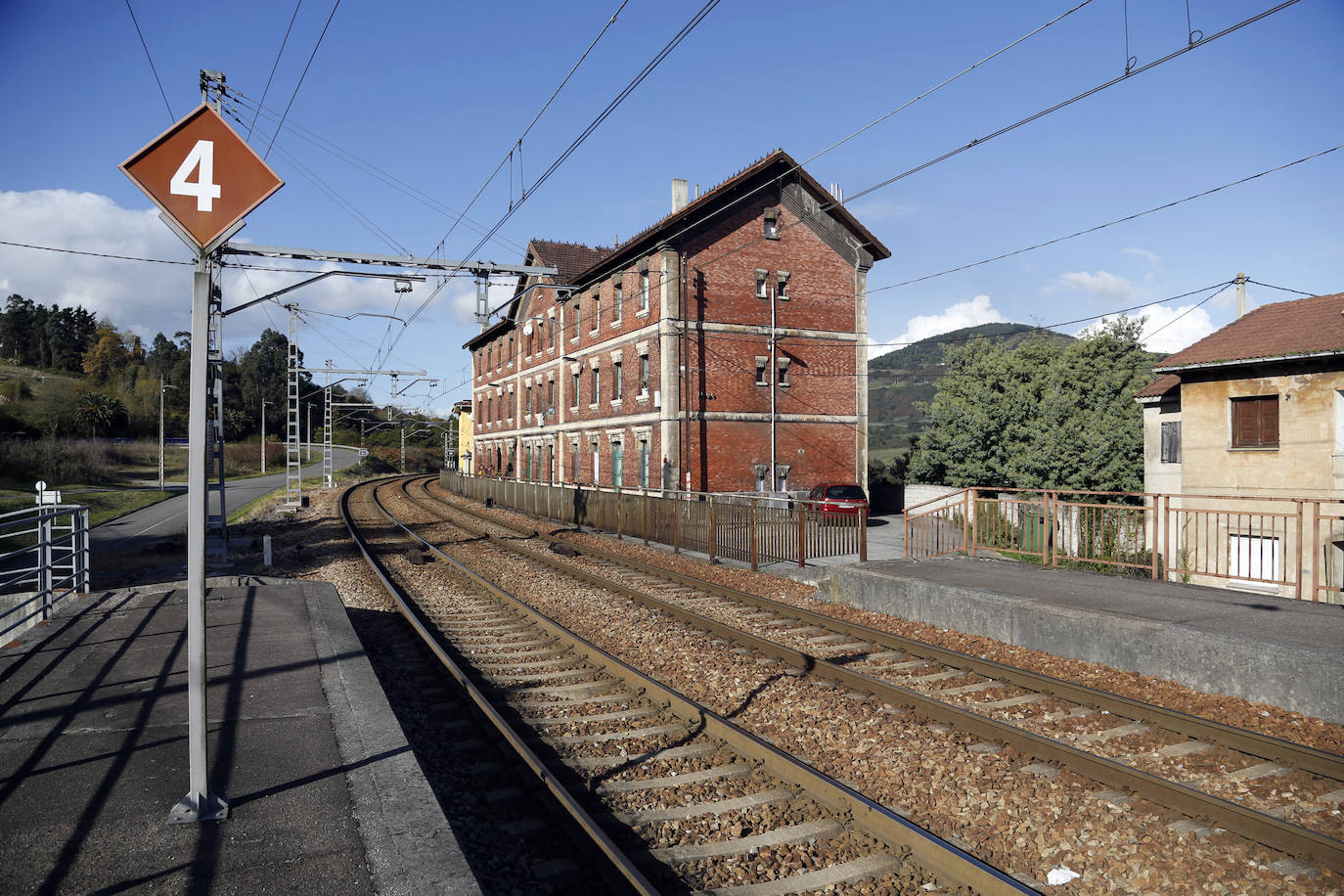 También hay emplazamientos como la estación de ferrocarril de Villabona y las viviendas de los ferroviarios. Se construyó a finales del XIX vinculada a la línea a Avilés y constituye todo un ejemplo de arquitectura ferroviaria.