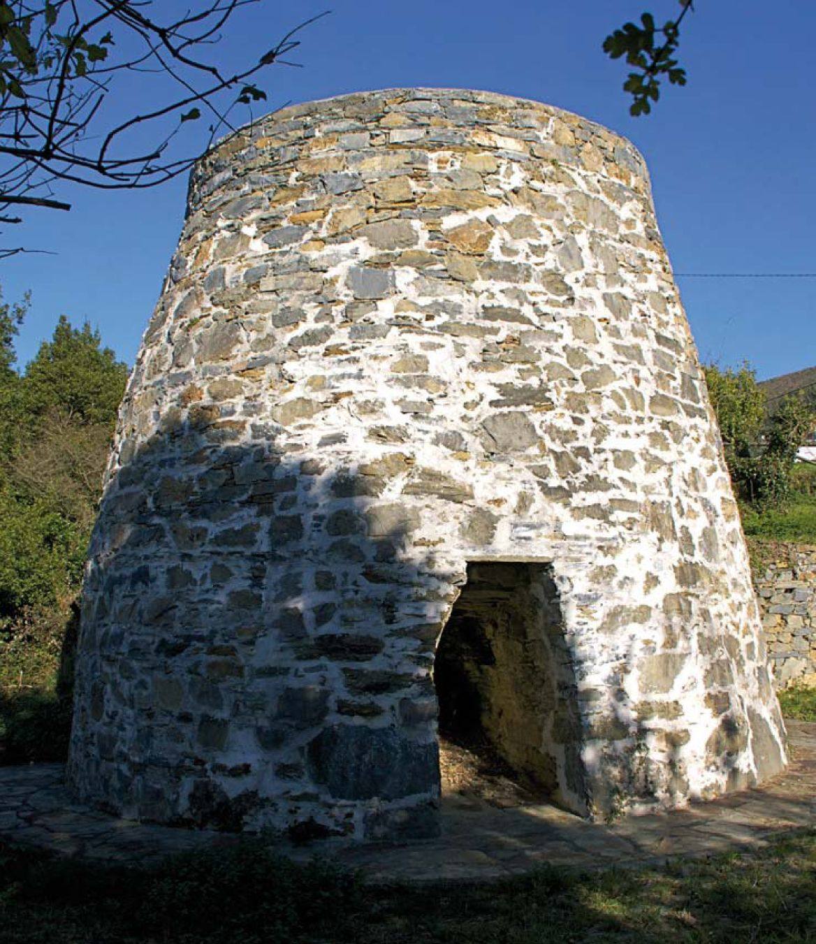 En ese Inventario del Patrimonio Cultural de Asturias hay otros muchos ejemplos de bienes industriales de todas las épocas. Por ejemplo, están inscritos hasta 31 antiguos hornos de cal como el de Ouria, en Taramundi. Este tipo de hornos proliferaron por toda la geografía asturiana por el uso intensivo que se hacía de la cal tanto en construcciones, como industria e, incluso, agricultura.