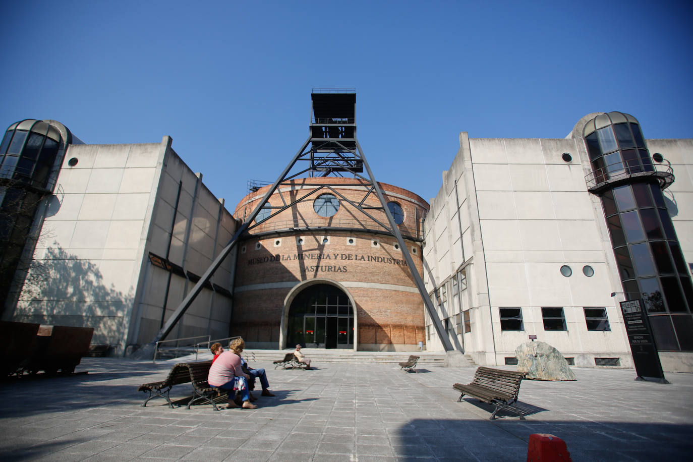 En la lista de museos, el visitante o el amante del patrimonio industrial debe incluir también el Museo de la Minería y la Industria (MUMI), que se encuentra en San Martín del Rey Aurelio y ofrece todo un recorrido por la historia tecnológica y social de la minería.