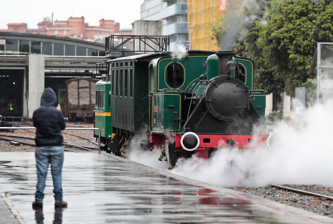 Y si el interés del visitante tiene que ver con los transportes, es imprescindible visitar el Museo del Ferrocarril de Asturias, en Gijón. Cuenta con una de las colecciones ferroviarias más importantes de España, pero más allá, ofrece una visión única de la historia industrial de Asturias vertebrada por el ferrocarril. 