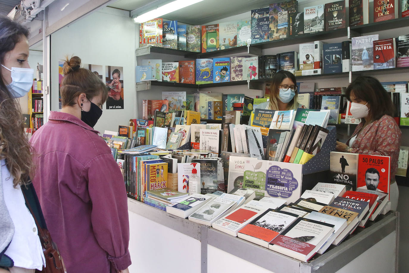 Dos carpas y 44 casetas de librerías y editoriales, instaladas en el paseo de Begoña y la calle de Tomás y Valiente, serán el corazón de esta cita con la cultura, que cuenta con el apoyo del Aula de Cultura de EL COMERCIO. Será hasta este domingo 27.