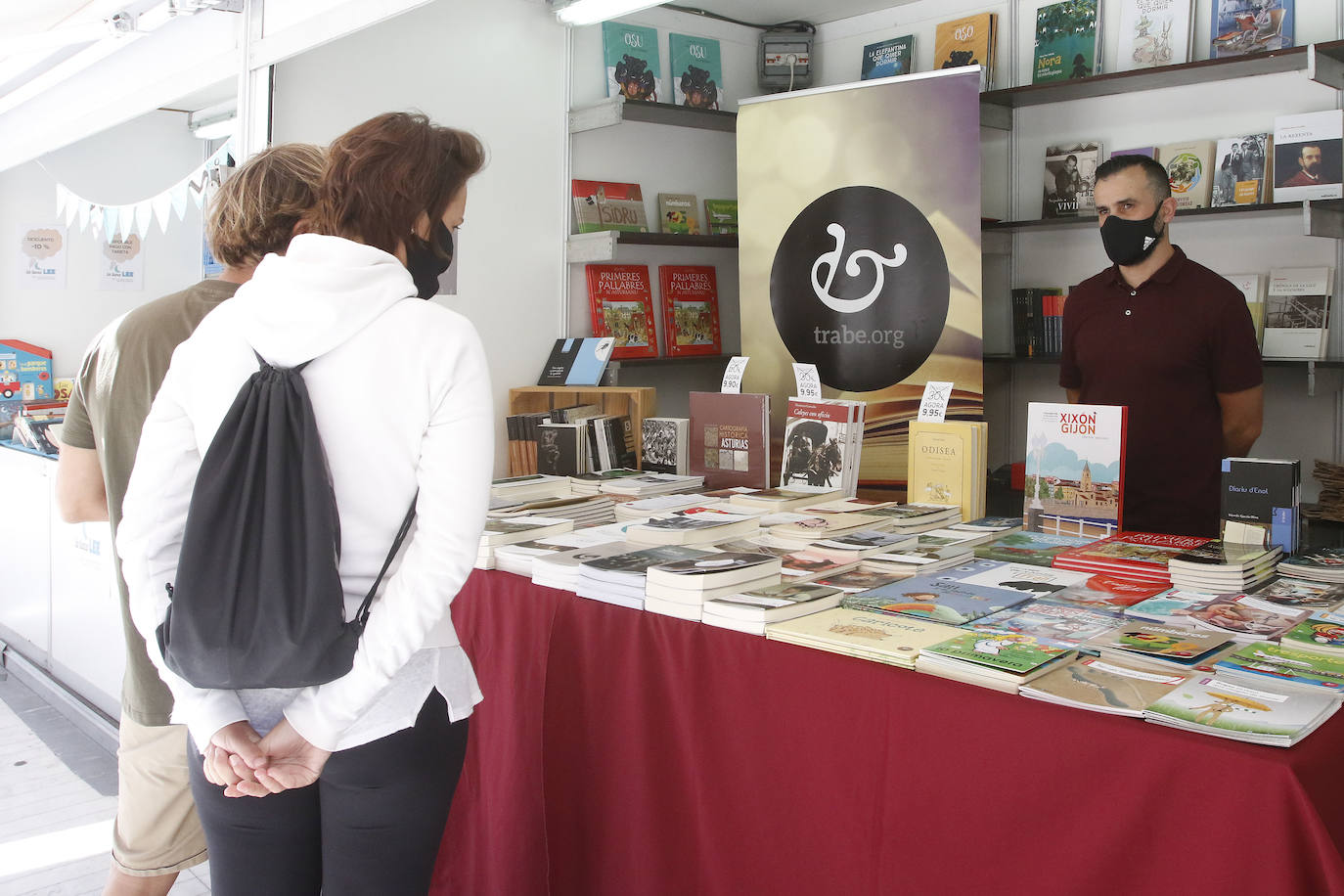 Dos carpas y 44 casetas de librerías y editoriales, instaladas en el paseo de Begoña y la calle de Tomás y Valiente, serán el corazón de esta cita con la cultura, que cuenta con el apoyo del Aula de Cultura de EL COMERCIO. Será hasta este domingo 27.