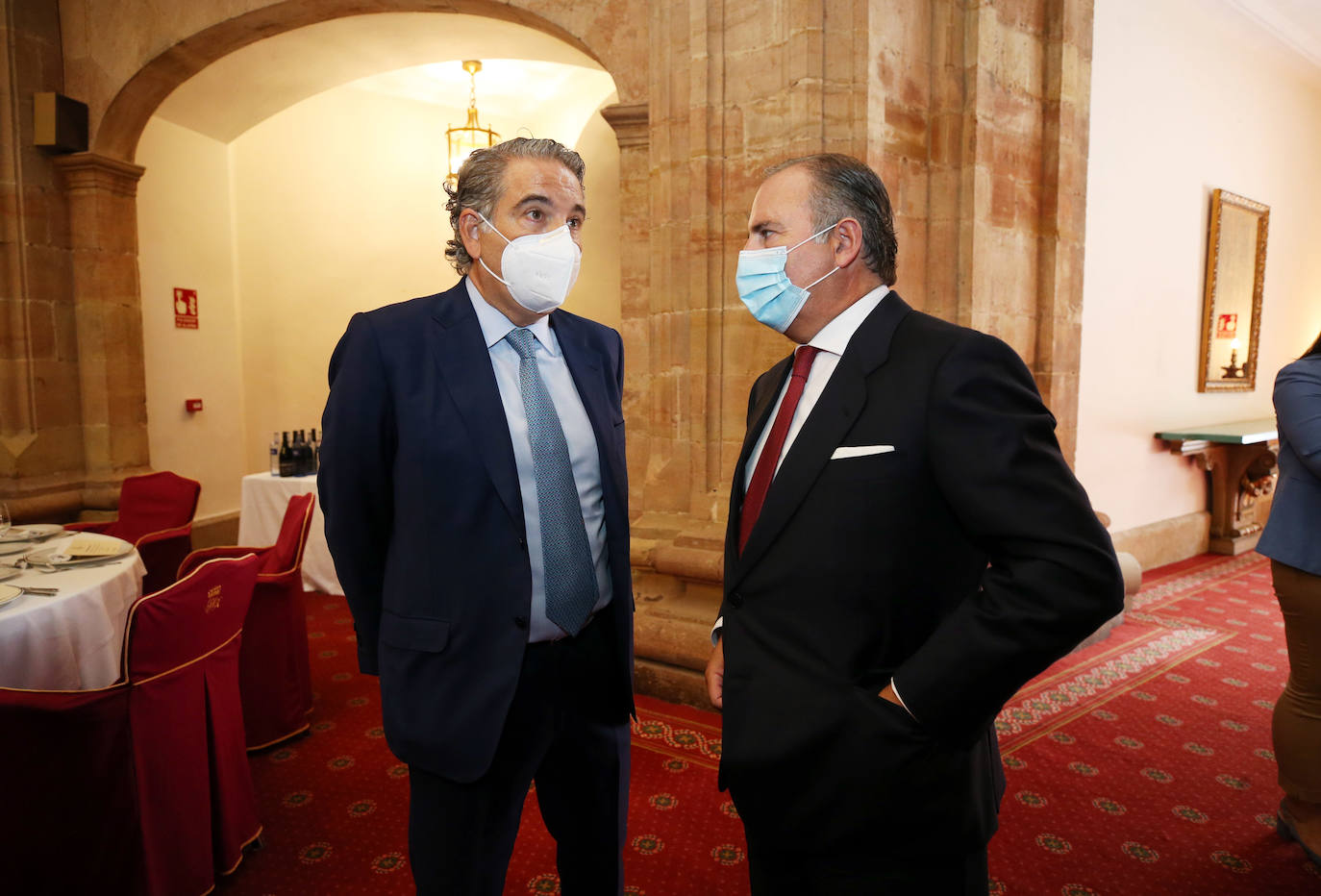 El Salón Covadonga del Hotel Reconquista de Oviedo ha acogido este jueves la entrega del premio Ovetense del Año 2019 al empresario asturmexicano Carlos Casanueva, quien estuvo presente en el acto de forma telemática. El evento iba a celebrarse en marzo, pero tuvo que aplazarse por la pandemia. Además, el alcalde, Alfredo Canteli, ha entregado la insignia de plata de 'Ovetense del Año' a los galardonados o sus familiares durante sus veinticinco años de historia. 