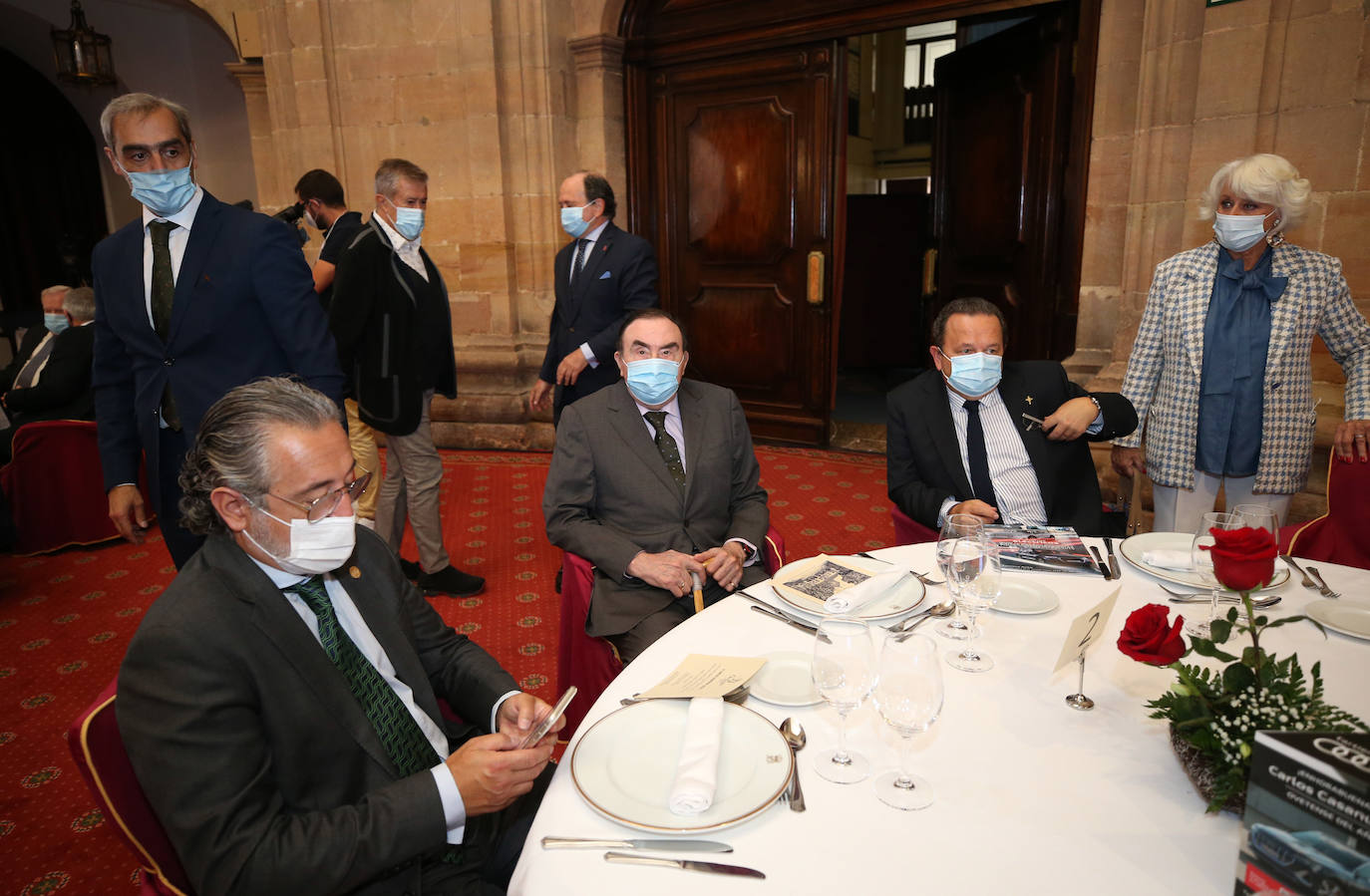 El Salón Covadonga del Hotel Reconquista de Oviedo ha acogido este jueves la entrega del premio Ovetense del Año 2019 al empresario asturmexicano Carlos Casanueva, quien estuvo presente en el acto de forma telemática. El evento iba a celebrarse en marzo, pero tuvo que aplazarse por la pandemia. Además, el alcalde, Alfredo Canteli, ha entregado la insignia de plata de 'Ovetense del Año' a los galardonados o sus familiares durante sus veinticinco años de historia. 