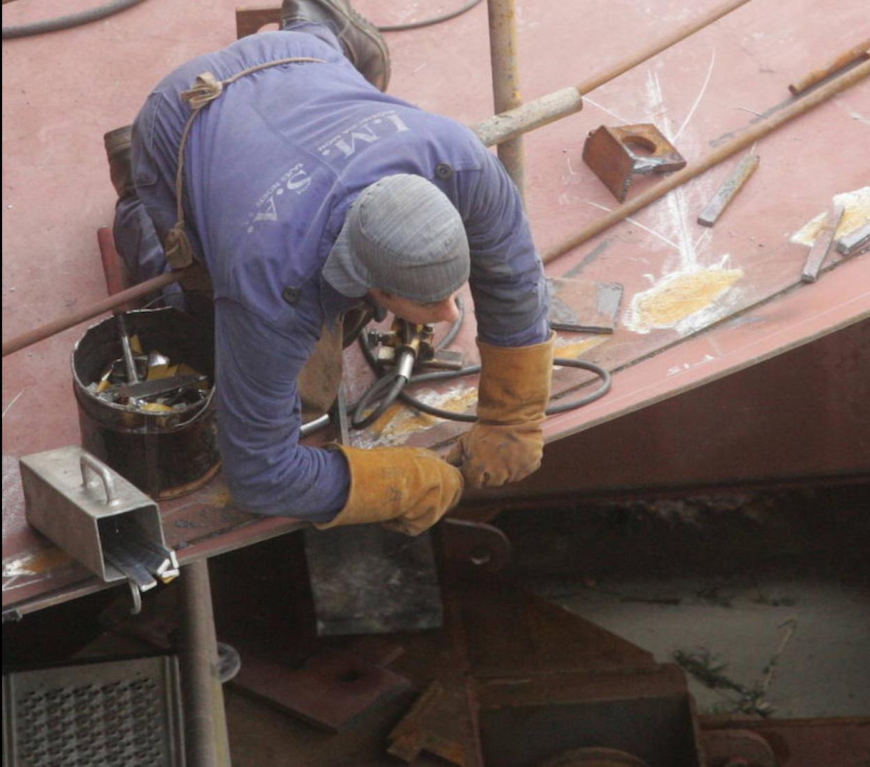 Trabajos de construcción de un barco en Astilleros Gondán.