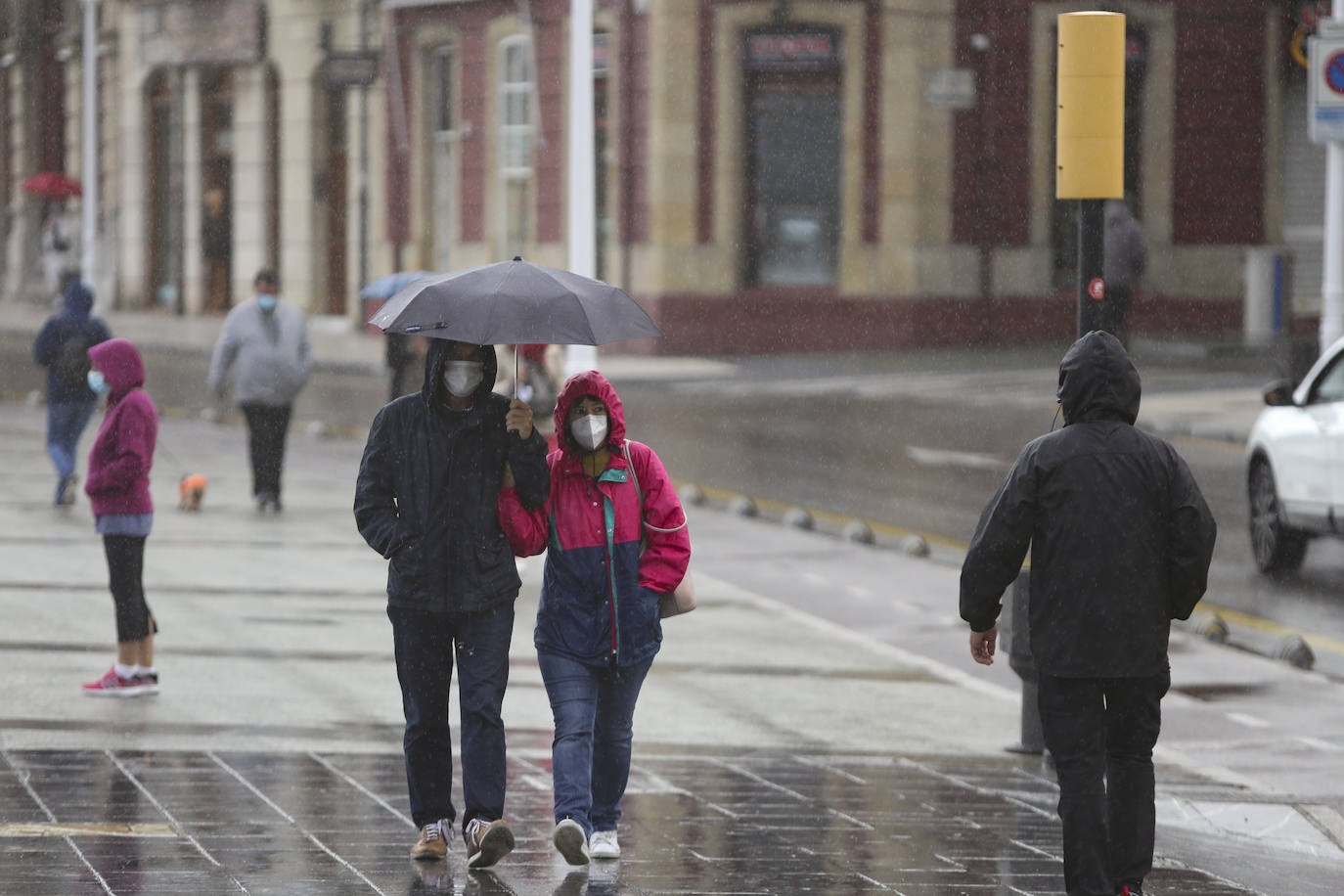 El litoral asturiano se encuentra en alerta por fenómenos costeros adversos en un viernes en el que la lluvia es la protagonista en prácticamente todo el Principado. De hecho, la boya del Puerto de Gijón ha registrado olas de más de siete metros de altura. 