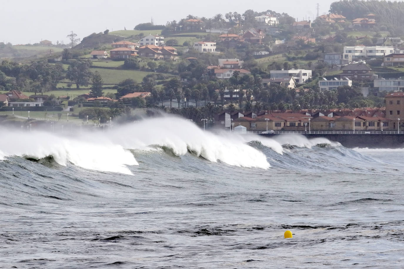 El litoral asturiano se encuentra en alerta por fenómenos costeros adversos en un viernes en el que la lluvia es la protagonista en prácticamente todo el Principado. De hecho, la boya del Puerto de Gijón ha registrado olas de más de siete metros de altura. 