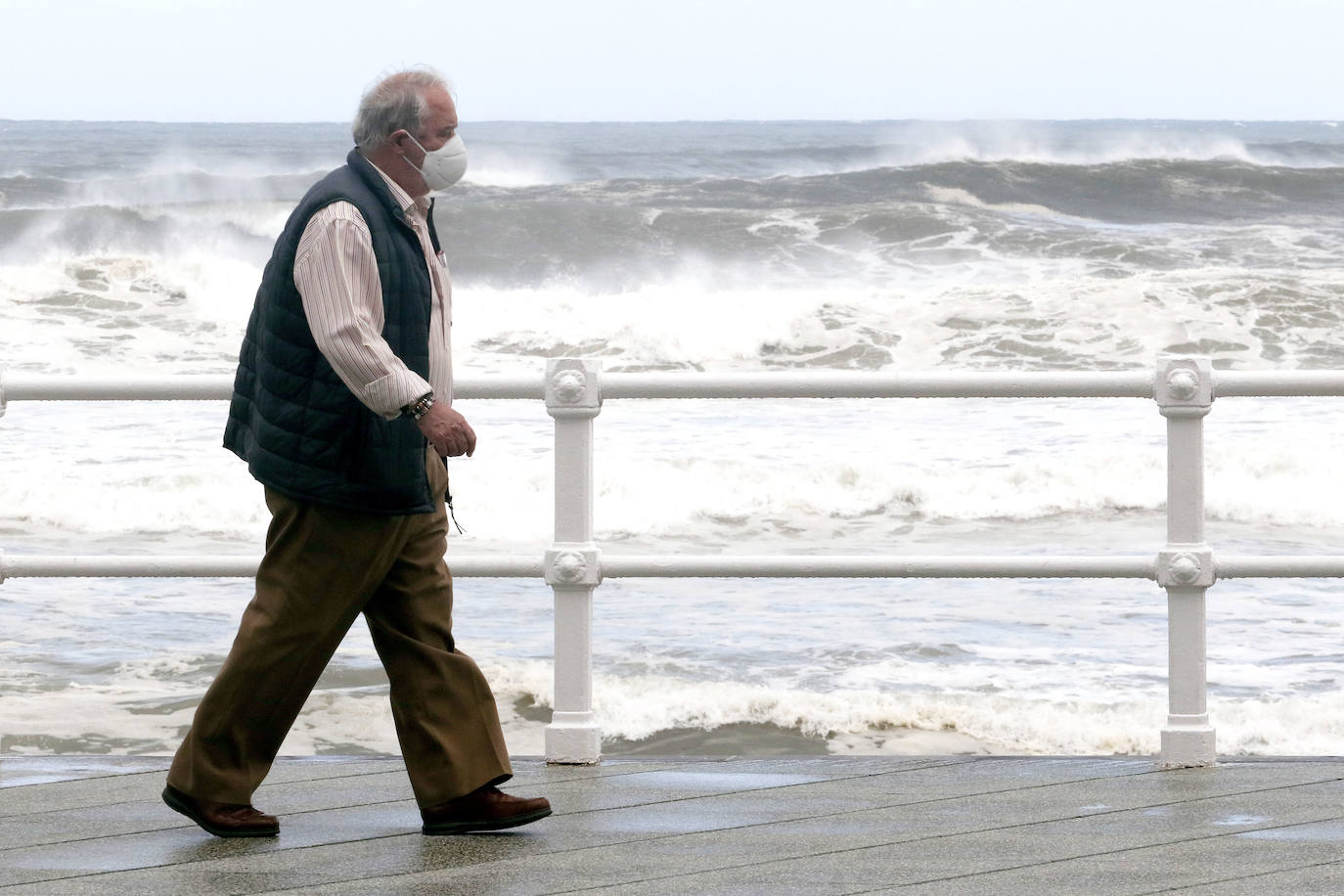 El litoral asturiano se encuentra en alerta por fenómenos costeros adversos en un viernes en el que la lluvia es la protagonista en prácticamente todo el Principado. De hecho, la boya del Puerto de Gijón ha registrado olas de más de siete metros de altura. 