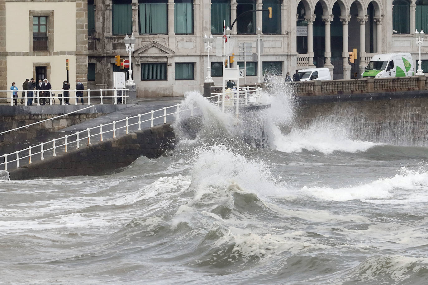 El litoral asturiano se encuentra en alerta por fenómenos costeros adversos en un viernes en el que la lluvia es la protagonista en prácticamente todo el Principado. De hecho, la boya del Puerto de Gijón ha registrado olas de más de siete metros de altura. 