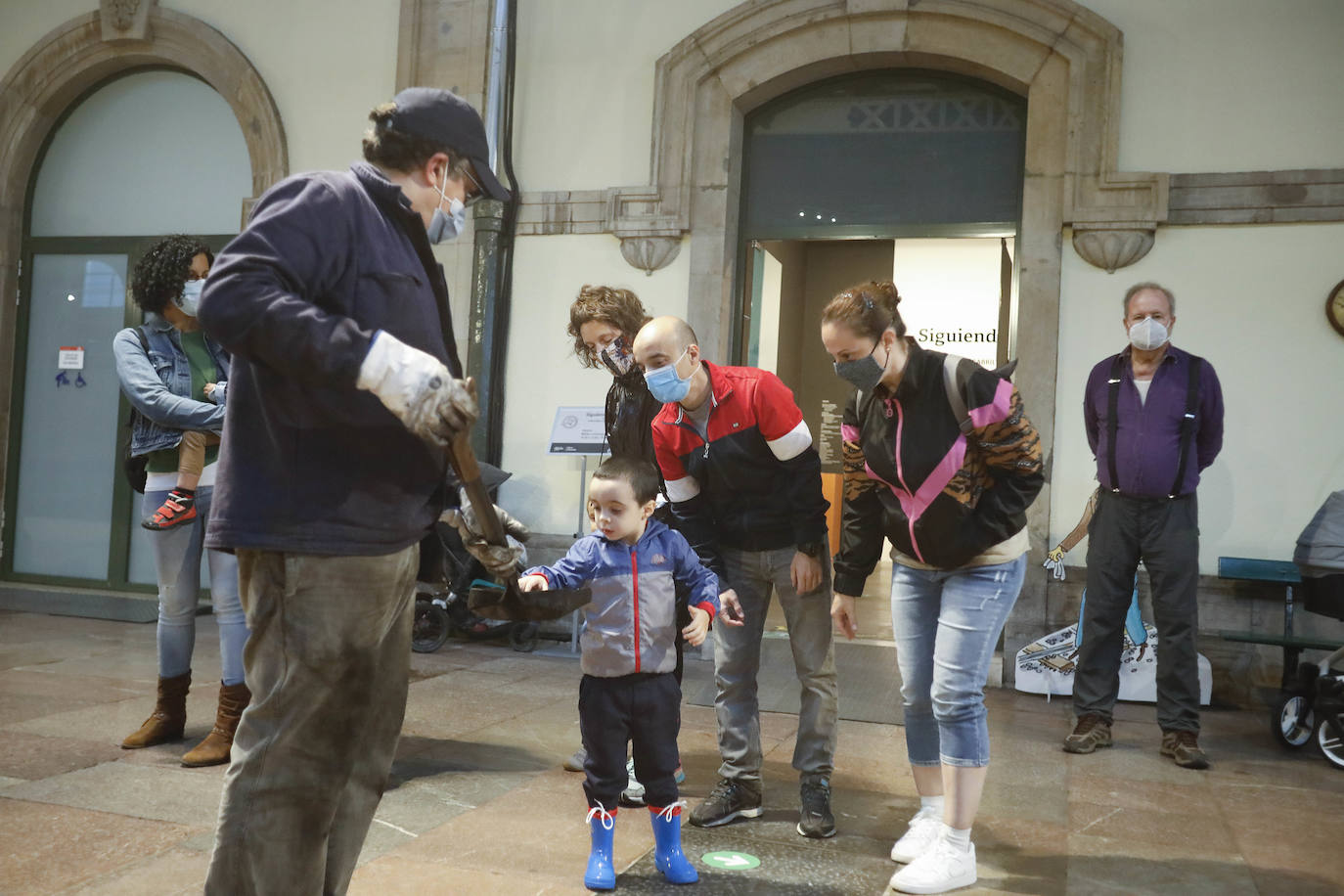 Gijón albergó este viernes la Noche Blanca, en donde distintos espacios culturales de la ciudad celebraron eventos y exposiciones con numeroso público participante pese a las restricciones impuestas por la pandemia. 