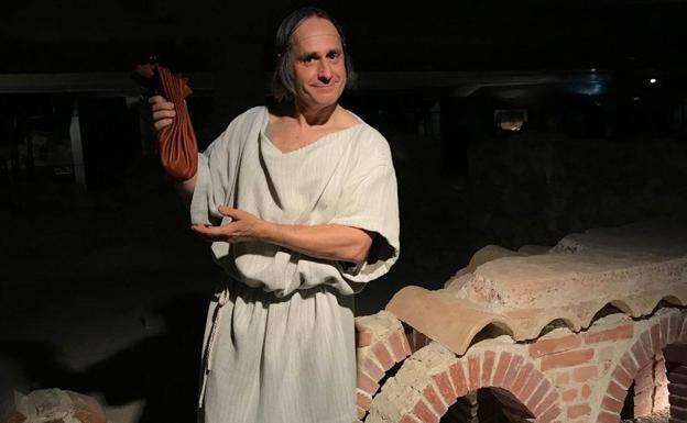 Termas Romanas del Campo Valdés: 19, 20, 21, 22 y 23 horas: 'Los secretos de Aruntino'. Visita teatralizada. Un personaje histórico interpretado por actores de la Compañía Higiénico Papel, recibirá al público y le conducirá por todos los rincones del yacimiento para descubrir en primera persona los secretos que la arqueología ha desvelado y la historia de lo que sucedió muchos años atrás. –Inscripciones en: 985 18 51 51.