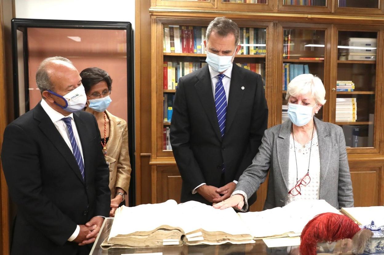 El Rey durante su visita a la sede del Tribunal de Cuentas acompañado por el ministro de Justicia, Juan Carlos Campo y la presidenta del Tribunal de Cuentas, María José de la Fuente (segunda por la izquierda). 