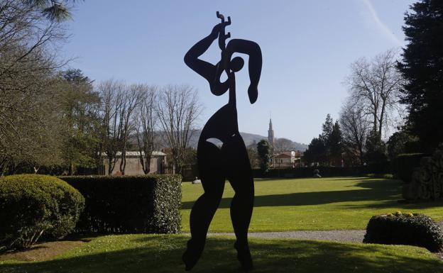 Museo Evaristo Valle: 21.30 horas: Visita nocturna a los jardines históricos. Itinerario guiado de la mano de Jorge Mola, educador del museo.–Inscripciones en: programaseducativos@evaristovalle.com 985 33 40 00