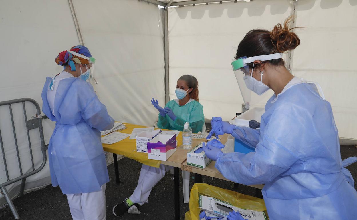 Sanitarias del punto autocovid de Las Mestas, en Gijón. 