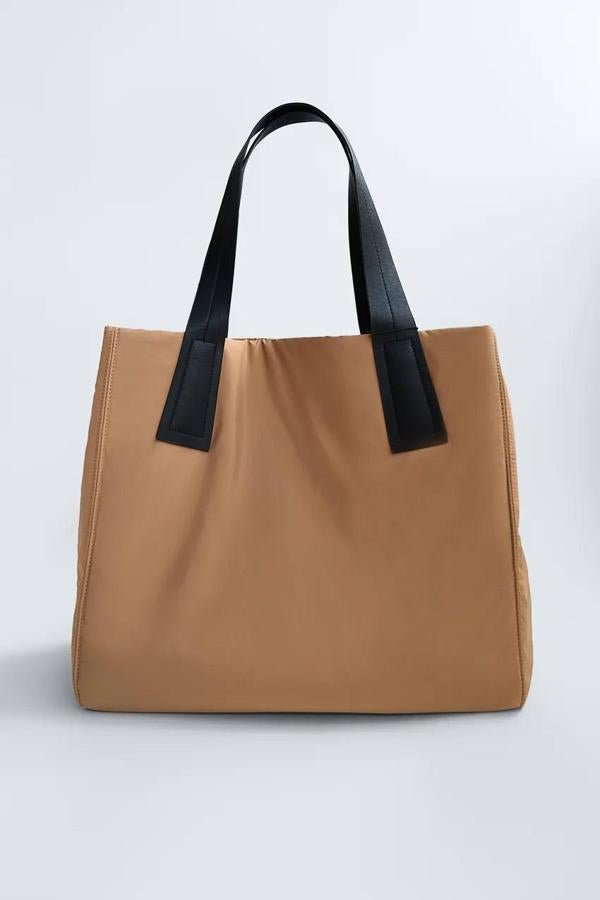 Bolso tipo shopper acolchado de Zara, 29,95 euros.