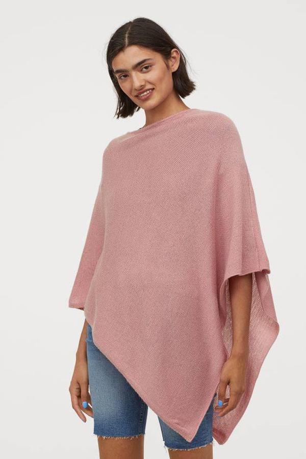 Poncho de punto en color rosa de H&M, 17,99 euros.