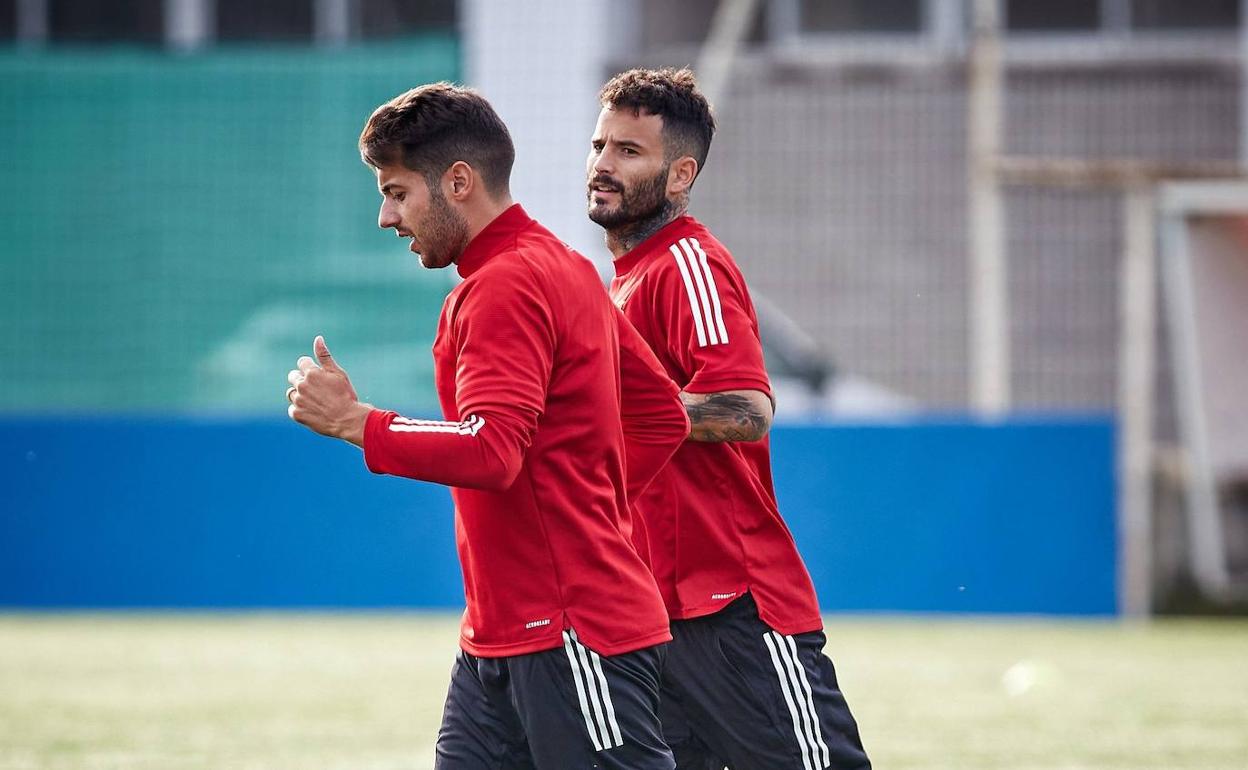 Los exrojiblancos Rubén García y Jony Rodriguez, durante un partido con el Sporting