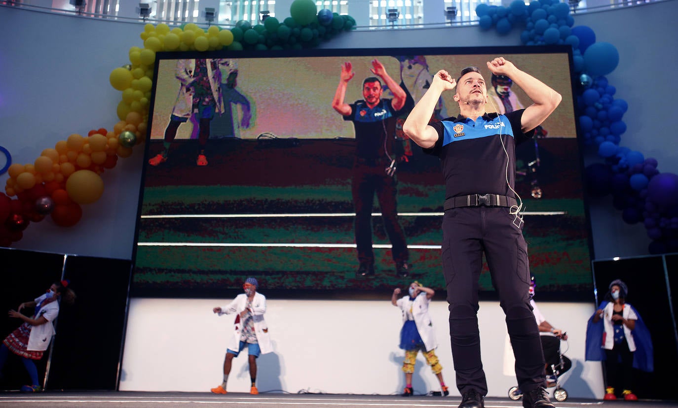 José Vázquez, el policía local más popular entre los niños de Oviedo, se jubila este año. Este sábado celebraba su último concierto con el uniforme de la Policía en el Palacio de Congresos. Sin embargo, espera que el acto no sea una despedida sino un «hasta luego». 