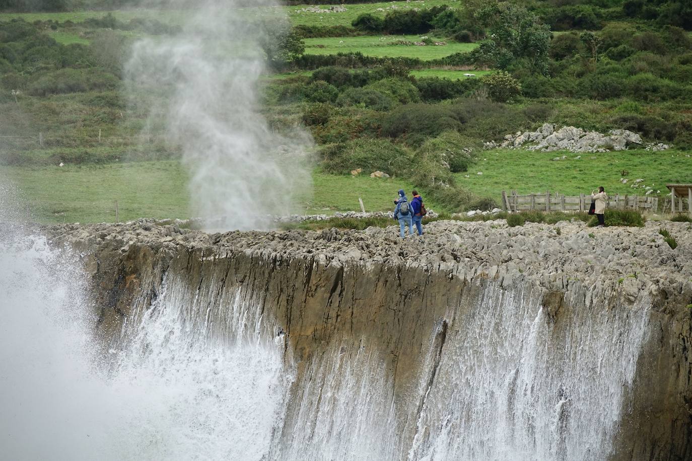 El primer fin de semana de otoño se vive en el Principado con un notable descenso de las temperaturas, lluvias y fenómenos costeros que, como contrapartida, ha ofrecido espectaculares imágenes. 