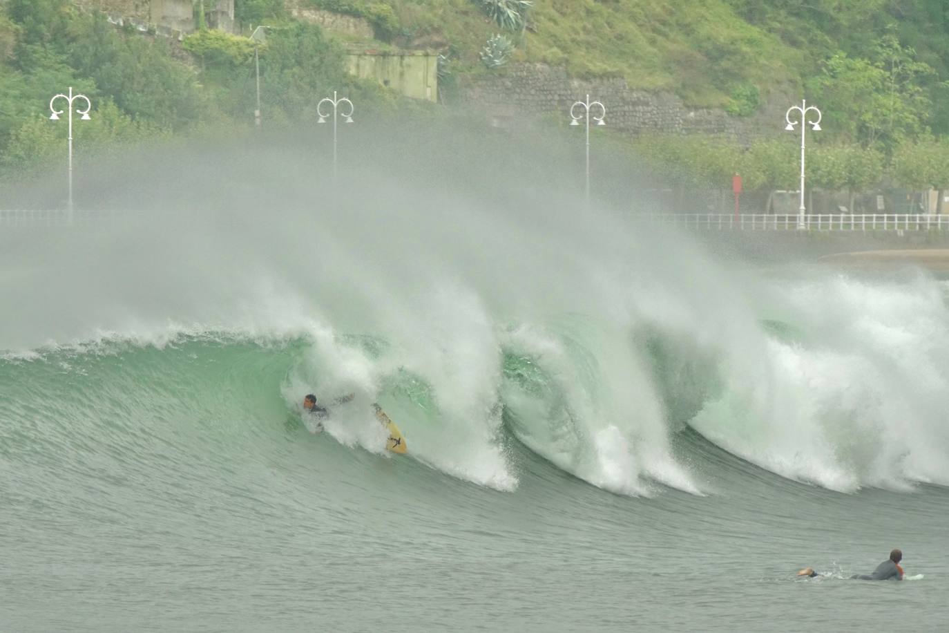 El primer fin de semana de otoño se vive en el Principado con un notable descenso de las temperaturas, lluvias y fenómenos costeros que, como contrapartida, ha ofrecido espectaculares imágenes. 