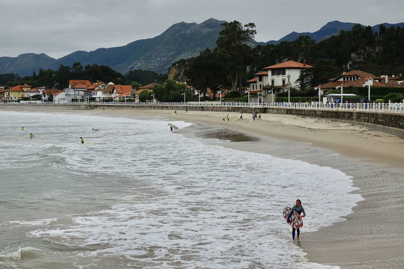 El primer fin de semana de otoño se vive en el Principado con un notable descenso de las temperaturas, lluvias y fenómenos costeros que, como contrapartida, ha ofrecido espectaculares imágenes. 