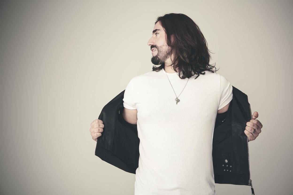 El cantautor Andrés Suárez, posa en el estudio. 