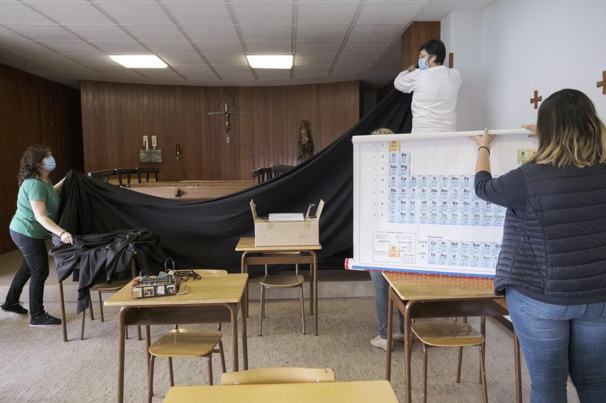 Dominicas. Un grupo de docentes convierte la capilla del colegio en un aula para Bachillerato. 