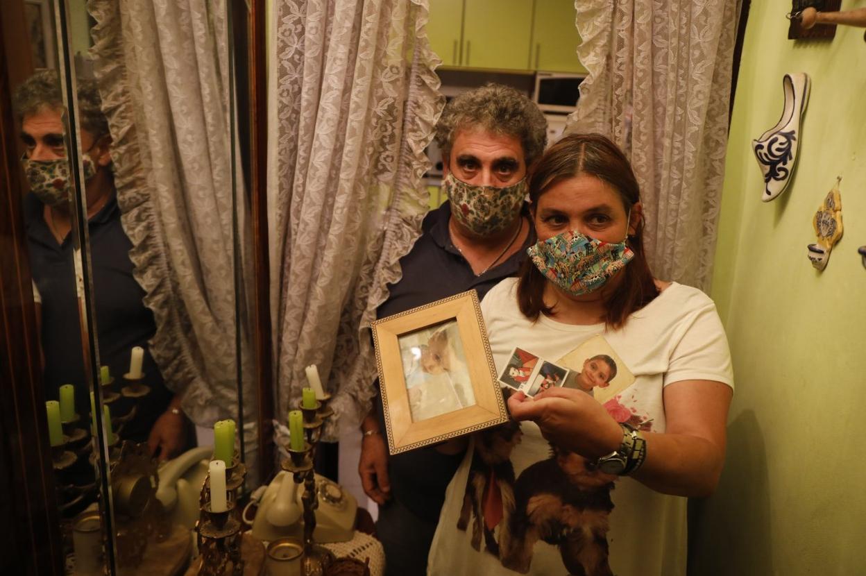 José Antonio y María Elena muestran fotos de sus hijos en su piso de Laviana. 