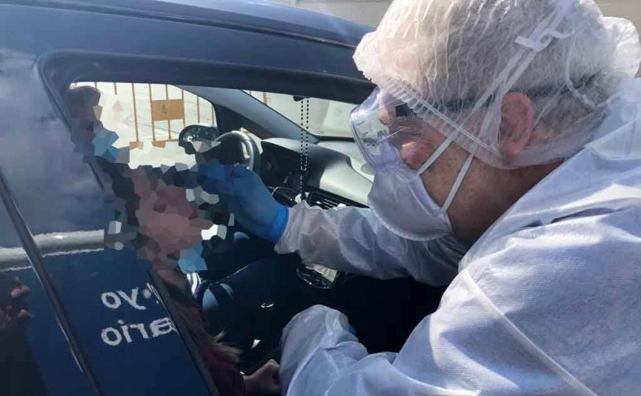 Realización de pruebas PCR en el punto autocovid de Laviana. 